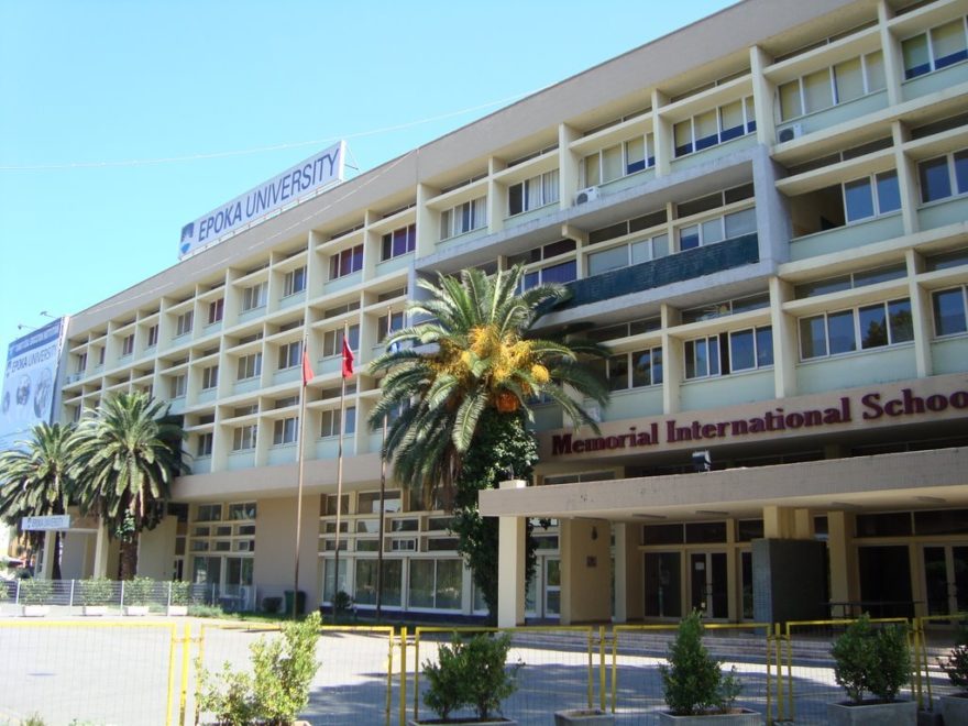 Universitet med låg undervisning i Albanien